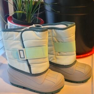 Kid's toddler size 8 NWOT snow/rain boots. Unisex.